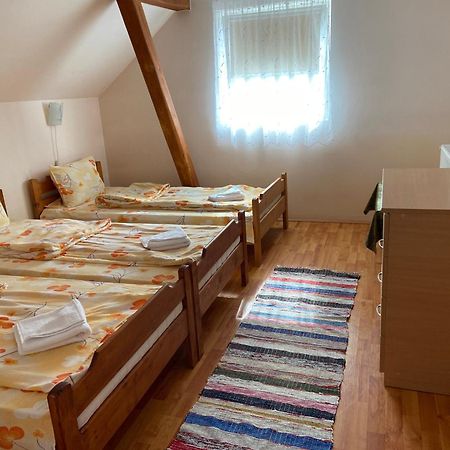 Balazs Vendeghaz Aparthotel Lupeni  Eksteriør bilde